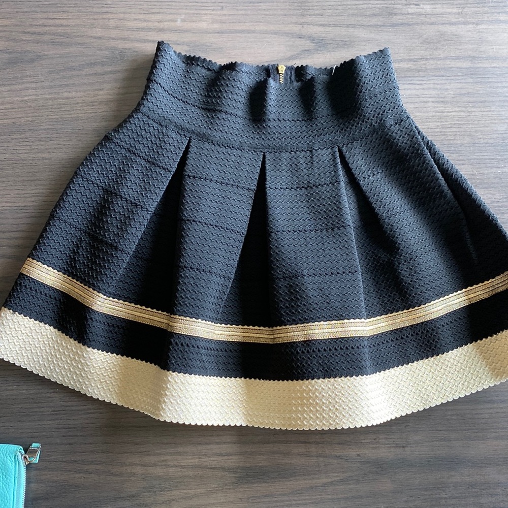 Sans Souci ladies black and gold skirt size large EUC! Flattering your waistline